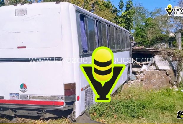 Autobús de turismo se queda sin frenos y se impacta contra vivienda, en Cerro Azul