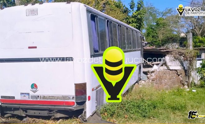 Autobús de turismo se queda sin frenos y se impacta contra vivienda, en Cerro Azul