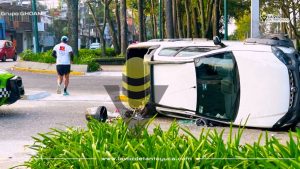 Vuelca camioneta en avenida Xalapa; conductor huyó