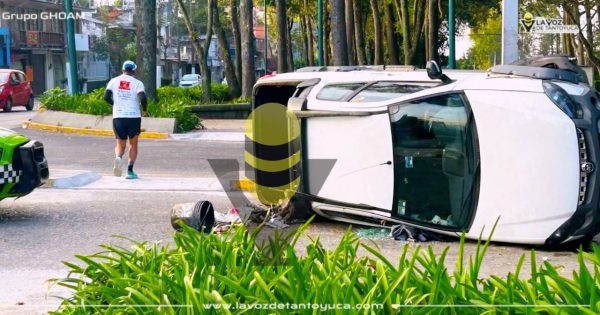 Vuelca camioneta en avenida Xalapa; conductor huyó