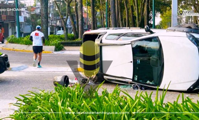 Vuelca camioneta en avenida Xalapa; conductor huyó