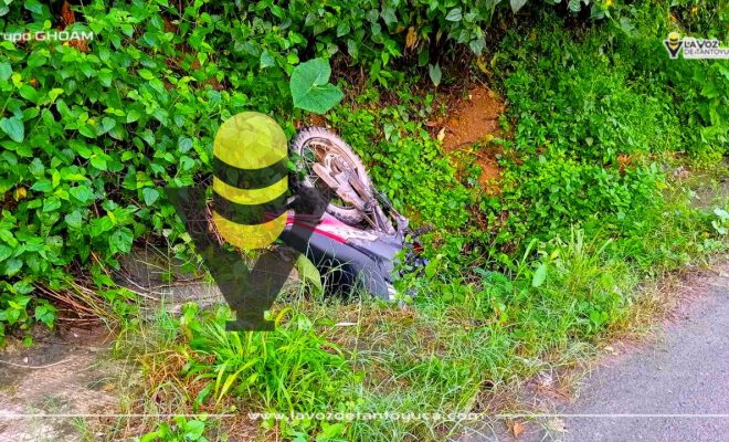 Localizan motocicleta abandonada en una cuneta, en Chicontepec