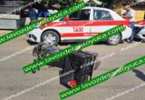 Taxista abre la puerta de su vehículo y provoca accidente