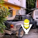 Camioneta choca contra barda y termina en el patio de una casa