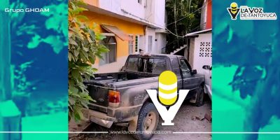 Camioneta choca contra barda y termina en el patio de una casa