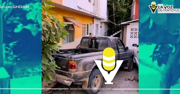 Camioneta choca contra barda y termina en el patio de una casa