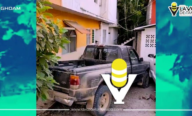 Camioneta choca contra barda y termina en el patio de una casa