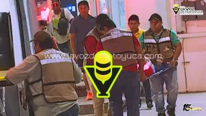 Mujer embarazada es auxiliada tras caer de su propia altura 