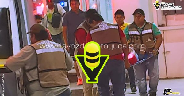 Mujer embarazada es auxiliada tras caer de su propia altura