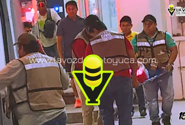 Mujer embarazada es auxiliada tras caer de su propia altura