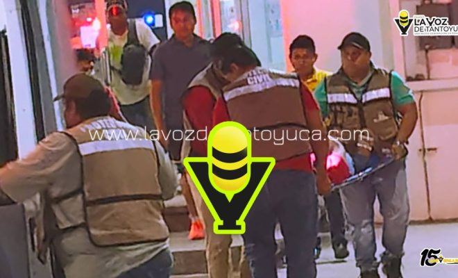 Mujer embarazada es auxiliada tras caer de su propia altura