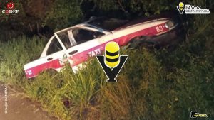 Taxi termina fuera de la carretera en Tamalín; no hubo lesionados