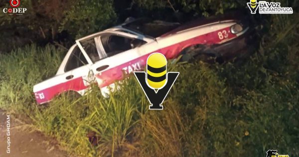 Taxi termina fuera de la carretera en Tamalín; no hubo lesionados