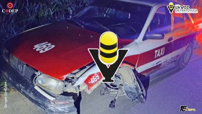 Taxi es localizado abandonado tras accidente en Tantoyuca