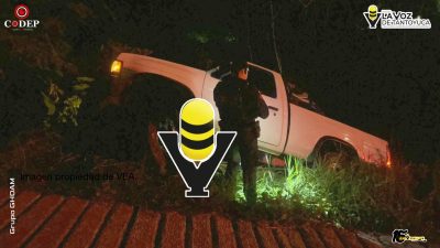 Camioneta queda al borde de la volcadura tras falla mecánica en pendiente de Tantoyuca