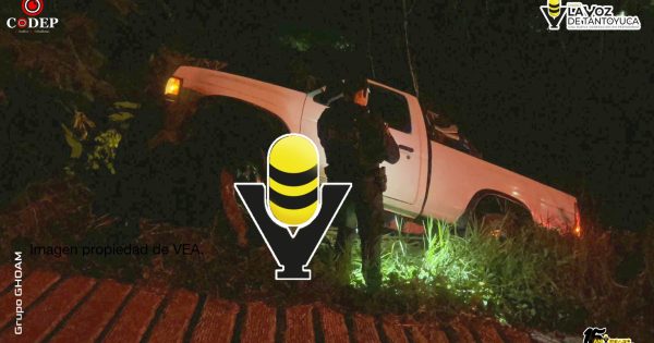 Camioneta queda al borde de la volcadura tras falla mecánica en pendiente de Tantoyuca