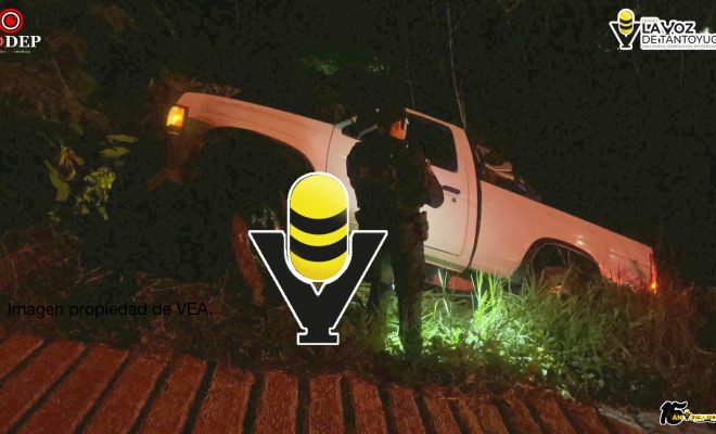 Camioneta queda al borde de la volcadura tras falla mecánica en pendiente de Tantoyuca