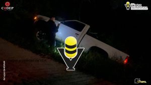 Camioneta queda al borde de la volcadura tras falla mecánica en pendiente de Tantoyuca