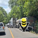 Pipa se sale de la carretera y obstruye un carril en Chalma