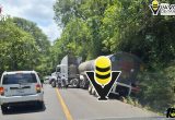 Pipa se sale de la carretera y obstruye un carril en Chalma