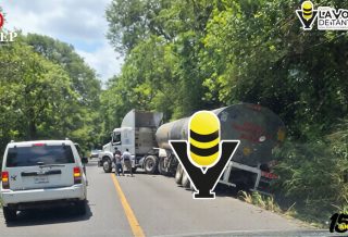 Pipa se sale de la carretera y obstruye un carril en Chalma