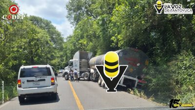 Pipa se sale de la carretera y obstruye un carril en Chalma