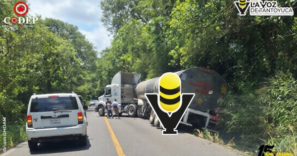 Pipa se sale de la carretera y obstruye un carril en Chalma