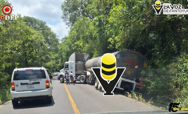 Pipa se sale de la carretera y obstruye un carril en Chalma