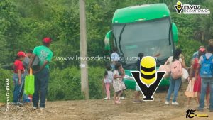 Autobús Conexión queda atollado por lluvias en la Alazán - Canoas