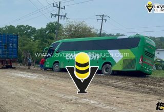Autobús Conexión queda atollado por lluvias en la Alazán - Canoas