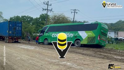 Autobús Conexión queda atollado por lluvias en la Alazán - Canoas