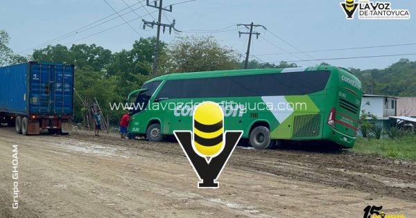 Autobús Conexión queda atollado por lluvias en la Alazán - Canoas