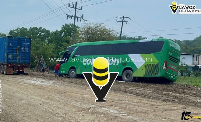 Autobús Conexión queda atollado por lluvias en la Alazán - Canoas
