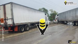 Tráilers bloquean carretera Alazán - Canoas por casi dos horas, en Tantoyuca