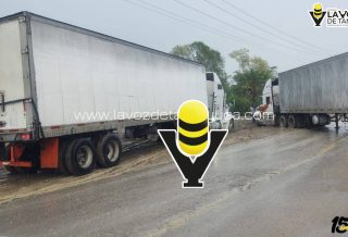 Tráilers bloquean carretera Alazán - Canoas por casi dos horas, en Tantoyuca