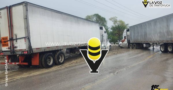 Tráilers bloquean carretera Alazán - Canoas por casi dos horas, en Tantoyuca