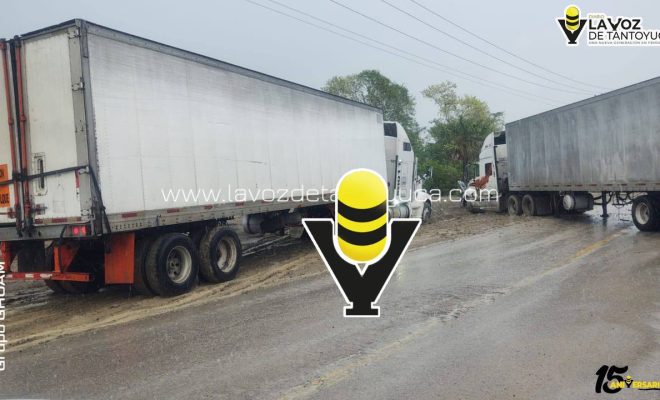 Tráilers bloquean carretera Alazán - Canoas por casi dos horas, en Tantoyuca
