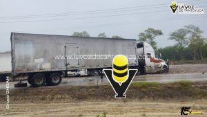 Tráilers bloquean carretera Alazán - Canoas por casi dos horas, en Tantoyuca