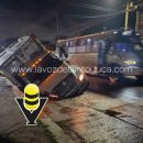 Camión recolector cae en socavón en Tampico