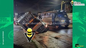 Camión recolector cae en socavón en Tampico