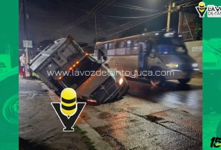 Camión recolector cae en socavón en Tampico