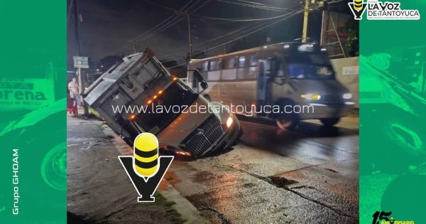 Camión recolector cae en socavón en Tampico