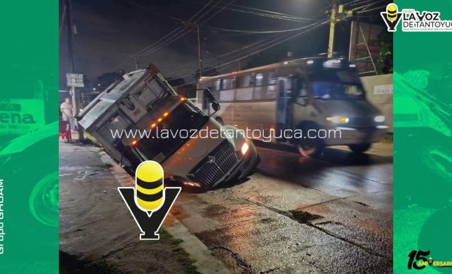Camión recolector cae en socavón en Tampico