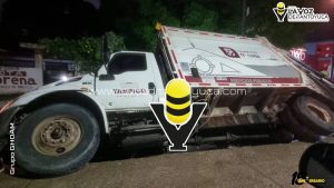 Camión recolector cae en socavón en Tampico