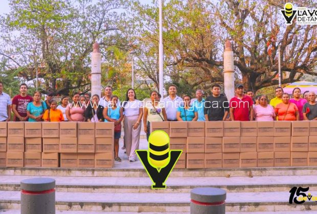 Respalda Ayuntamiento a boleros y comerciantes con entrega de despensas en Tantoyuca