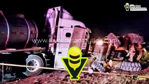 Pipa embiste tractor y mata a dos, en la Tuxpan - Tampico