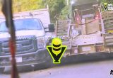 Choque entre camioneta y tráiler deja solo daños materiales