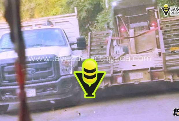 Choque entre camioneta y tráiler deja solo daños materiales