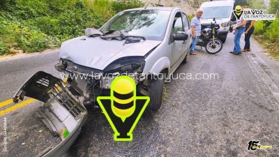 Automovilista evita colisión frontal con tráiler y se impacta contra roca en la Papantla - Poza Rica