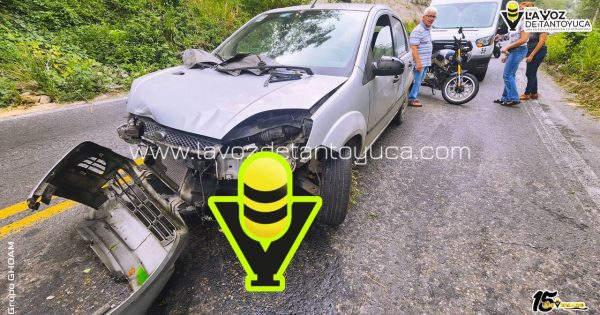 Automovilista evita colisión frontal con tráiler y se impacta contra roca en la Papantla - Poza Rica